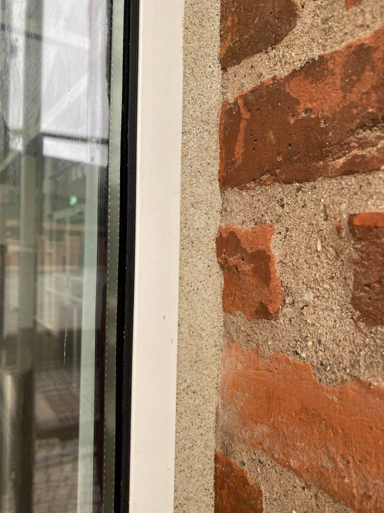 Besandet fuge tæt på