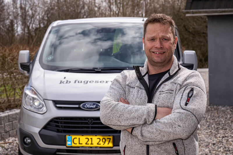 Kent Bjerringholm foran sin KB Fugeservice-varevogn